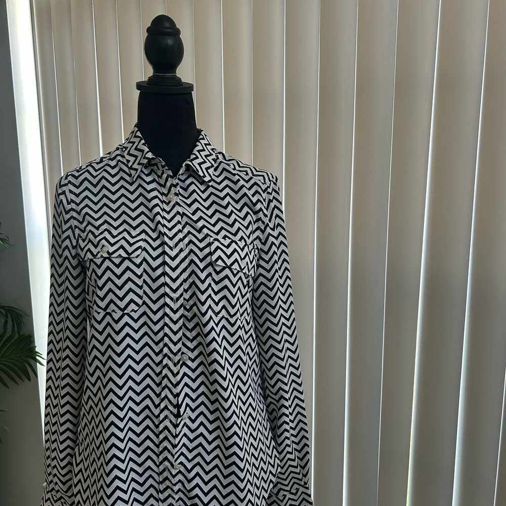 American Eagle Outfitters Black and White Zigzag Button Down Shirt